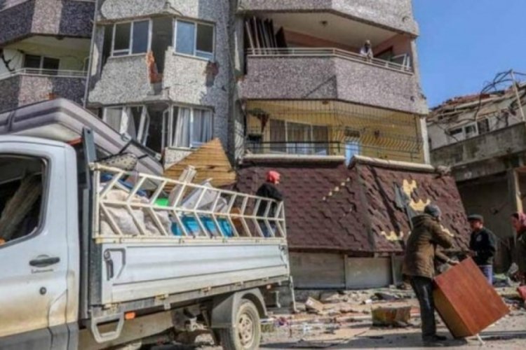 Hatay'da depremzeler evlerindeki eşyaları kurtarmaya &ccedil;alışıyor