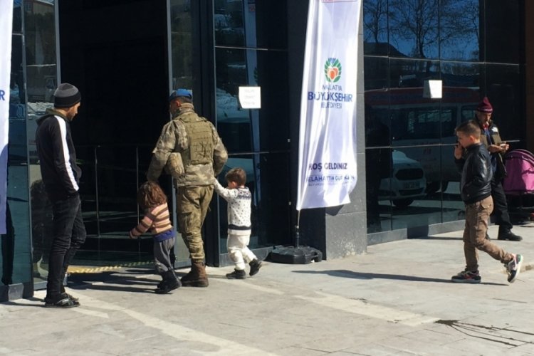 Mehmet&ccedil;iğin dikkati sayesinde depremzede iki &ccedil;ocuk kaybolmaktan kurtuldu