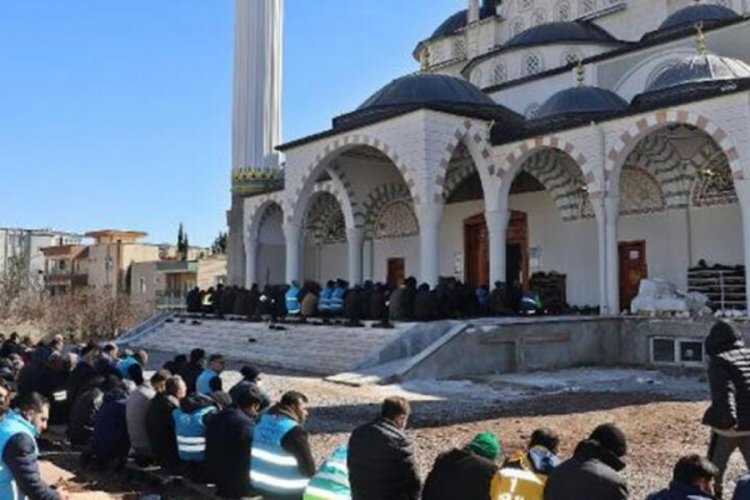 Adıyaman'da cuma namazı sağlam kalan camilerde kılındı