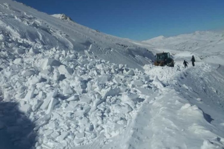 Van'da &ccedil;ığ d&uuml;şt&uuml;! İş makinesi operat&ouml;r&uuml; son anda kurtuldu
