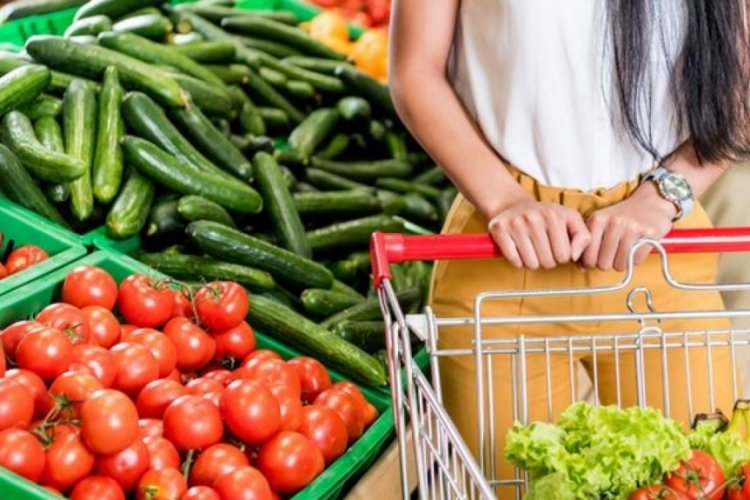 Marketlerde meyve ve sebzelerin fiyatları cep yakıyor