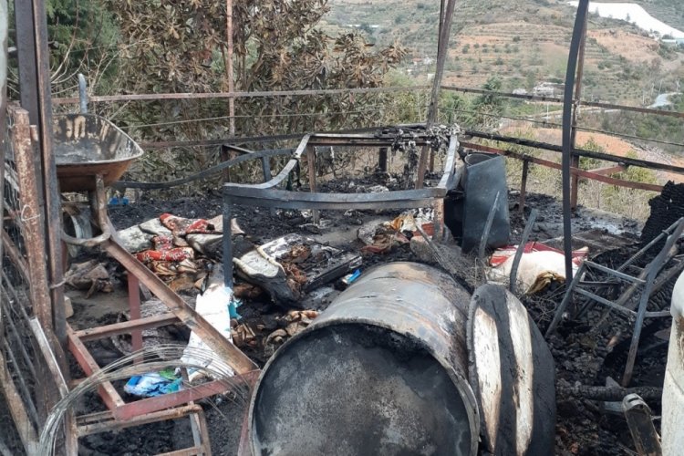 Antalya'da soba bacasından sı&ccedil;rayan kıvılcım yangına sebep oldu