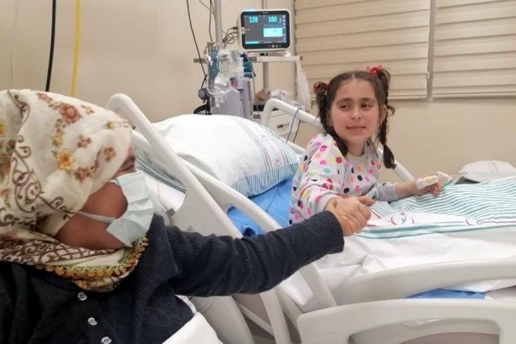 Enkazdan kurtarılan anne-kız, g&uuml;nler sonra bir araya geldi