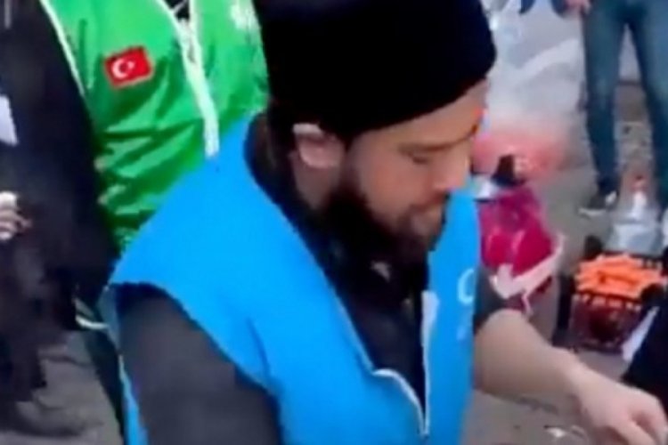 Uygur T&uuml;rkleri depremzedelere Uygur pilavı dağıttı