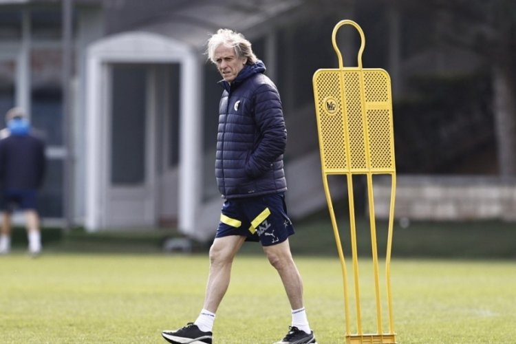 Fenerbah&ccedil;e hazırlıklarını s&uuml;rd&uuml;rd&uuml;