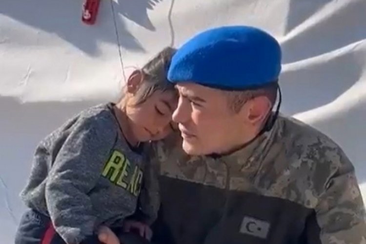 Depremzede kız &ccedil;ocuğu dakikalarca Mehmet&ccedil;ik'in omzunda yattı