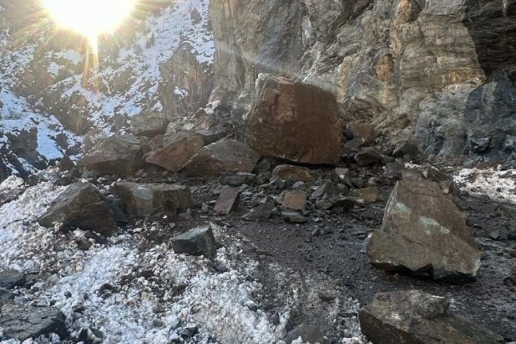 Artvin-Şavşat yolu heyelan nedeniyle ulaşıma kapandı