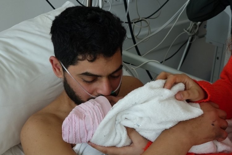Enkazdan 261 saat sonra kurtarılan baba, eşi ve bebeğiyle buluştu