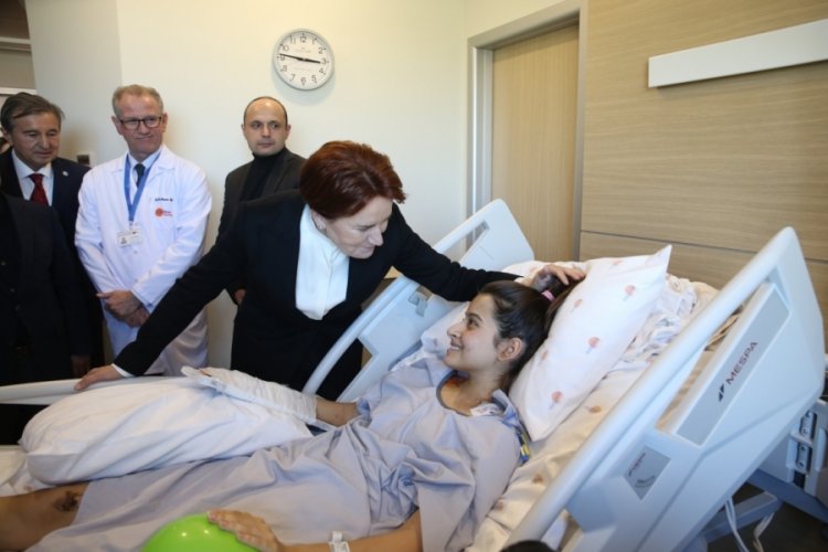 Akşener, Adana'da depremzedeleri ziyaret etti