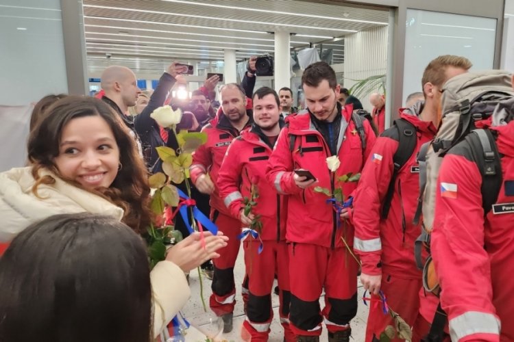 &Ccedil;ek arama kurtarma ekibi &ccedil;i&ccedil;eklerle karşılandı