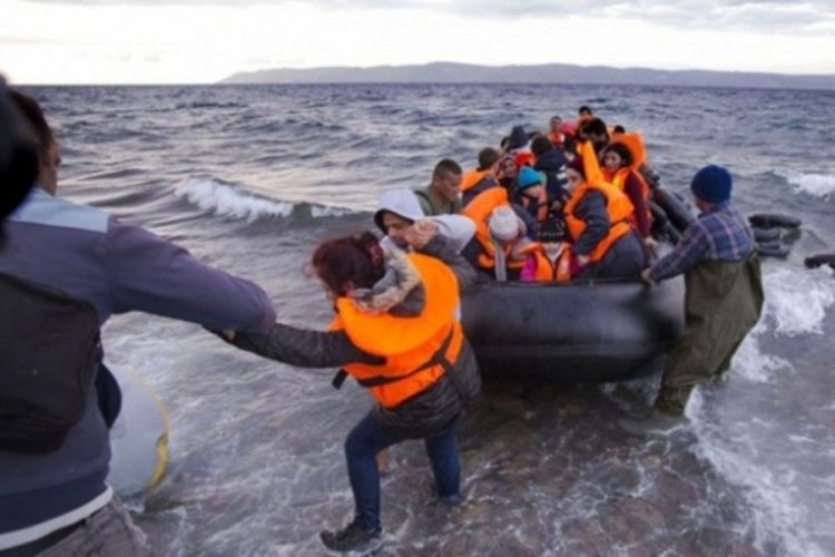 Balıkesir'in Ayvalık a&ccedil;ıklarında 12 g&ouml;&ccedil;men kurtarıldı