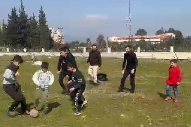 Bursa'dan Hatay'a giden ekip &ccedil;ocukların y&uuml;z&uuml;n&uuml; g&uuml;ld&uuml;rd&uuml;