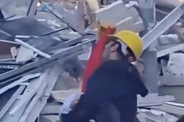 Acılı babanın o anları y&uuml;rekleri dağladı