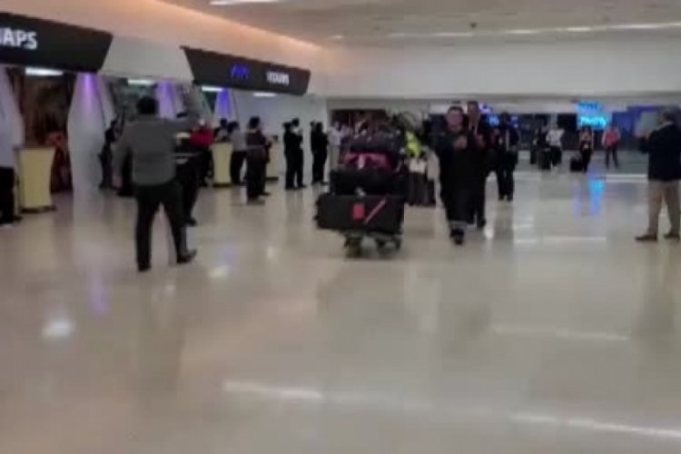 Meksikalı kurtarma ekipleri &uuml;lkelerinde alkışlarla karşılandı