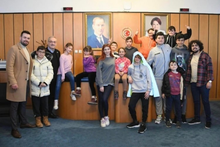 Deprem b&ouml;lgesinden TBMM'ye gelen gen&ccedil; &ccedil;ocuklara İYİ şefkat!