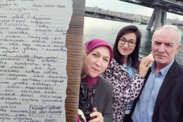 Depremde &ouml;len babanın, kızının defterine yazdığı not y&uuml;rekleri dağladı