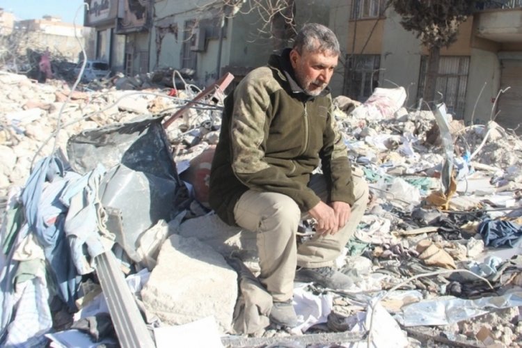 Enkazdan sağ &ccedil;ıkan baba, eşi ve &ccedil;ocuklarını &ouml;l&uuml; veya sağ bulmak istiyor