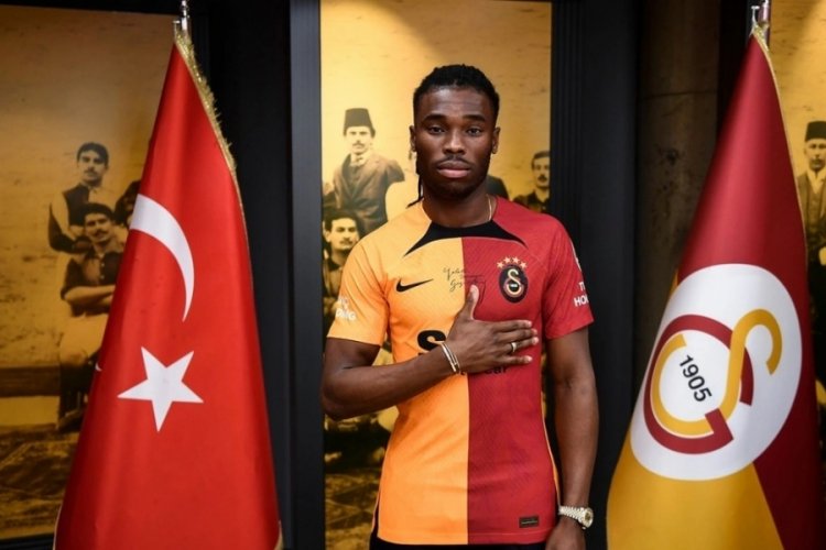 Futbolcu Sam Adekugbe Galatasaray tarihine ge&ccedil;ti