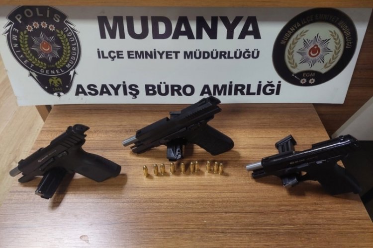 Bursa'da durdurulan ara&ccedil;ta silah ve uyuşturucu bulundu