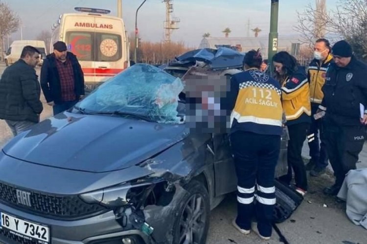 Bursa'da tıra &ccedil;arpan otomobilin s&uuml;r&uuml;c&uuml;s&uuml; hayatını kaybetti