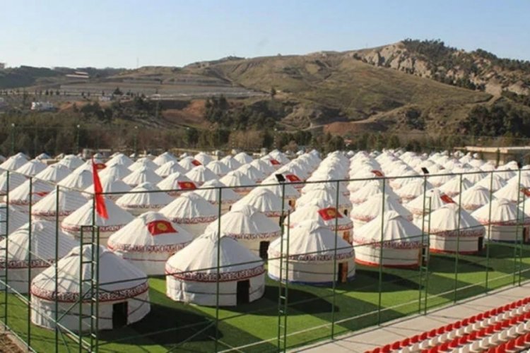 Kırgız &ccedil;adırlarına afetzedeler yerleşmeye başladı