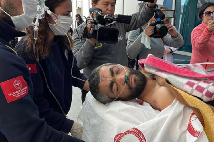 Hatay'da 278'inci saatte kurtarılan Hakan Yasinoğlu, Mersin'de tedaviye alındı