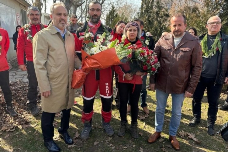 Bursa B&uuml;y&uuml;kşehir Belediye Başkanı Aktaş arama kurtarma ekibini karşıladı