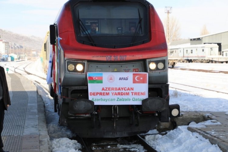 Azerbaycan'dan deprem b&ouml;lgesine yardım treni