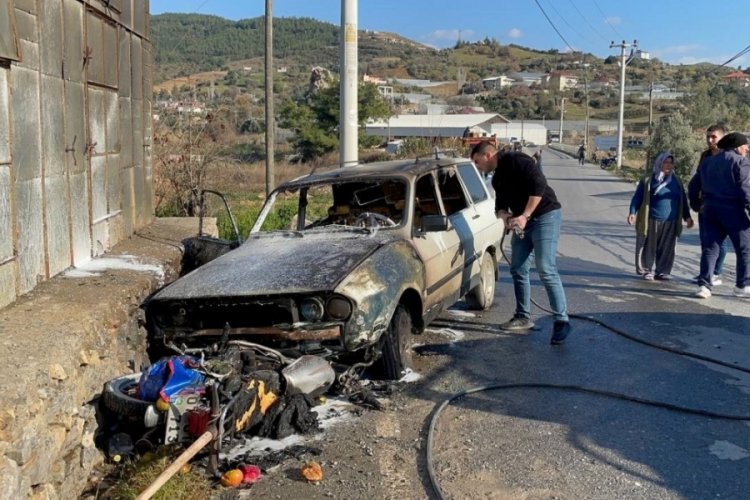 Motosikletle otomobilin &ccedil;arpıştığı kazada ara&ccedil;lar yandı