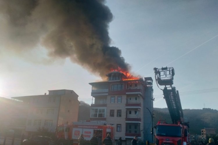 Trabzon'da evin &ccedil;atısı alevlere teslim oldu