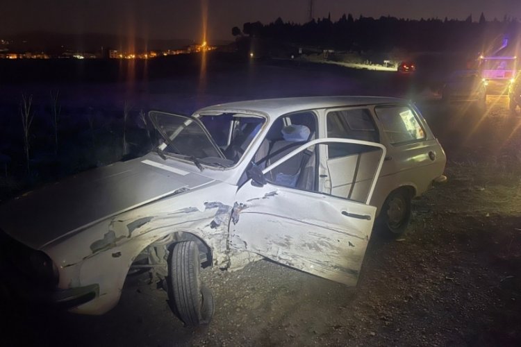 İki otomobil kafa kafaya &ccedil;arpıştı