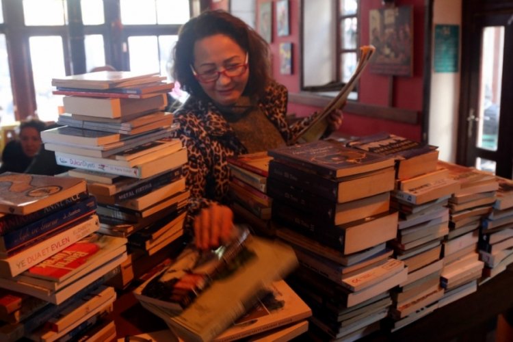 Kitap mezadının geliri depremzede &ccedil;ocuklara bağışlanacak