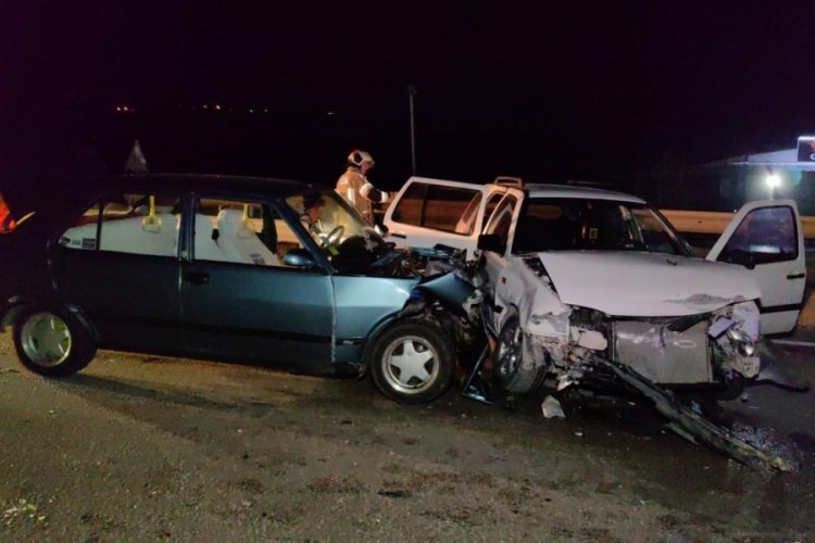 Bursa'da iki otomobil kafa kafaya &ccedil;arpıştı: 6 yaralı