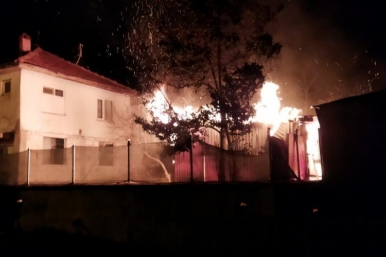 Sakarya'da prefabrik ev alev alev yandı