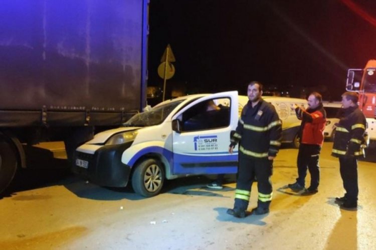 Park halindeki tıra &ccedil;arptı, kazada yaralanan arkadaşını ara&ccedil;ta bırakıp ka&ccedil;tı