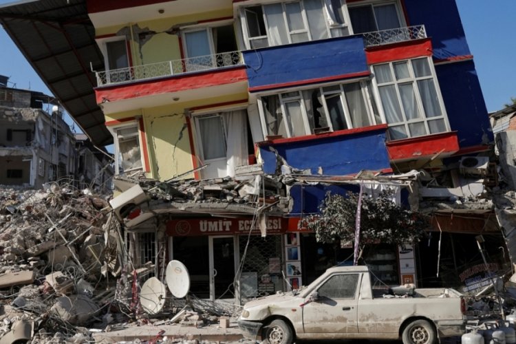 80 saniyeden uzun s&uuml;ren kabus! 7.7'lik deprem &uuml;&ccedil; farklı şokla vurdu