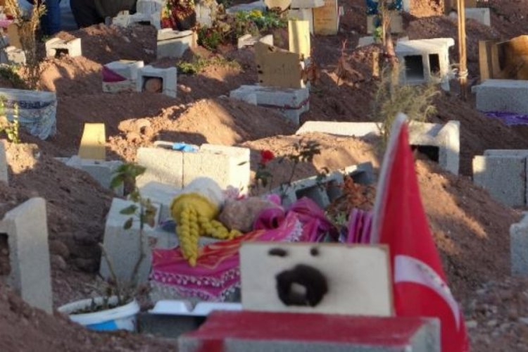 Depremde hayatını kaybedenlerin mezarları y&uuml;rek dağladı!