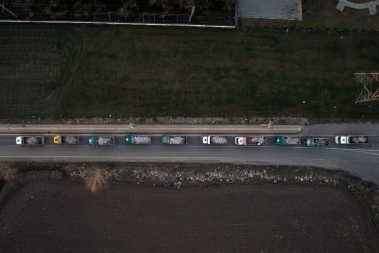 Kahramanmaraş'ta enkazı taşıyan hafriyat kamyonları metrelerce kuyruk oluşturdu