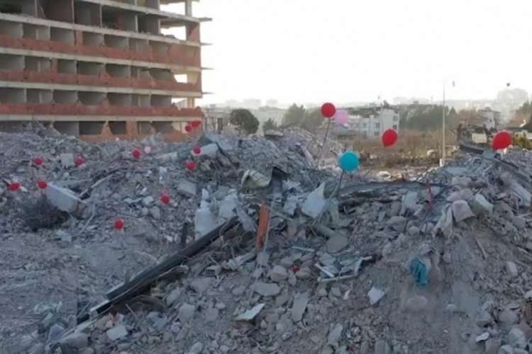 Hatay'da yıkılan anaokulunun enkazına balonlar bağlandı