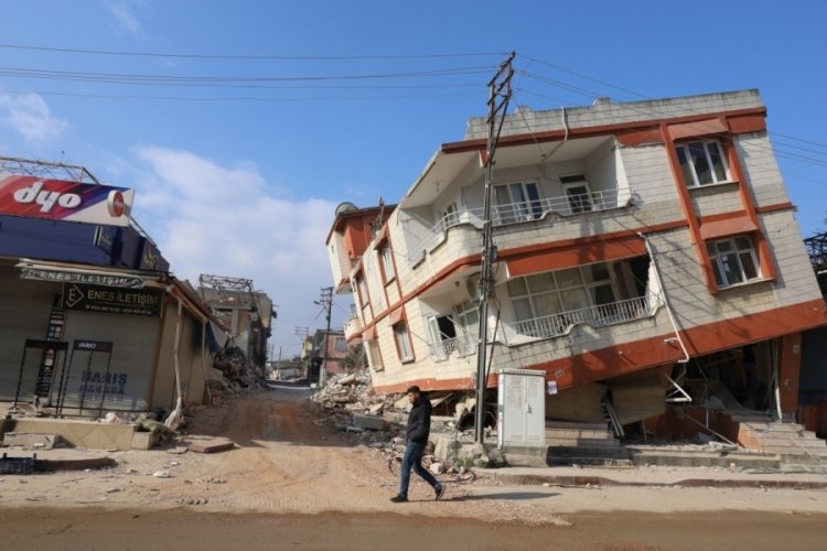 Bursa B&uuml;y&uuml;kşehir Belediyesi'nin enkaz yığınlarında nefes arayışı