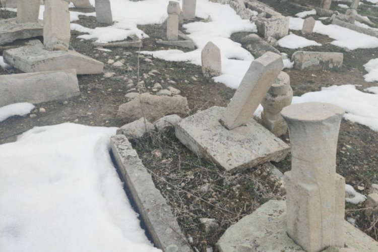 Malatya'da 250 yıllık mezarlık da depremde zarar g&ouml;rd&uuml;