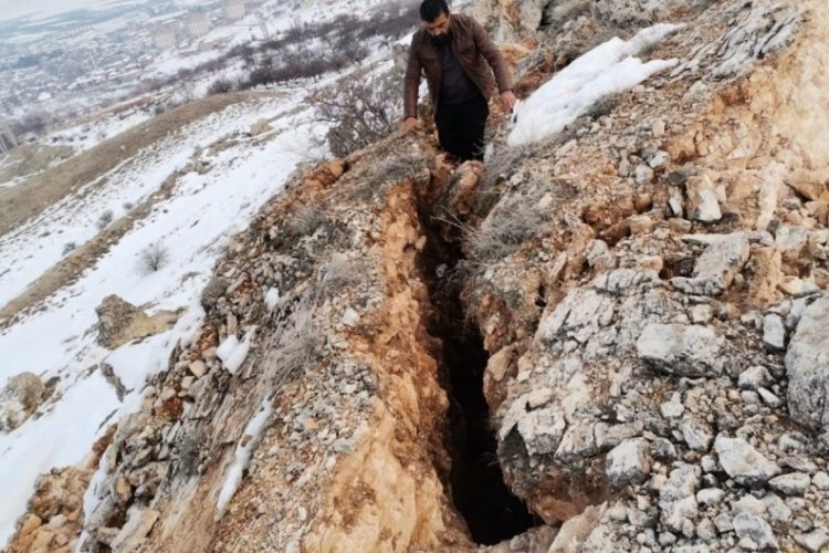 Malatya'da deprem dağı ikiye b&ouml;ld&uuml;