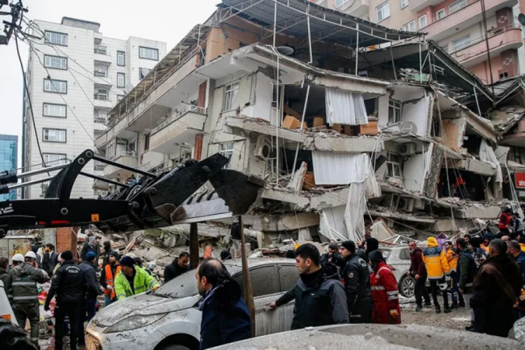 Yıkılan binalarla 'sorumluluğu belirlenen' 131 kişi tutuklandı