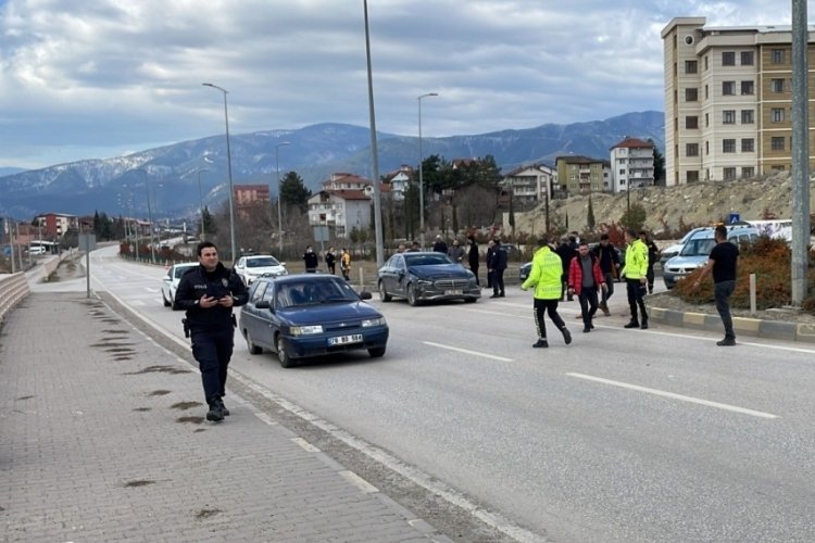 Karab&uuml;k'te &ccedil;&ouml;p kamyonu ile &ccedil;arpışan otomobil s&uuml;r&uuml;c&uuml;s&uuml; yaralandı