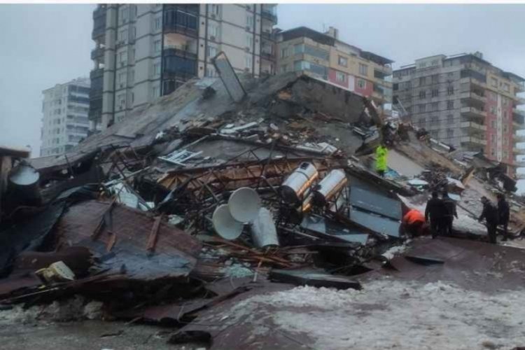 Gaziantep'te Emre Apartmanı'nın m&uuml;teahhitleri Ali Emre ile Ahmet Yıldız tutuklandı