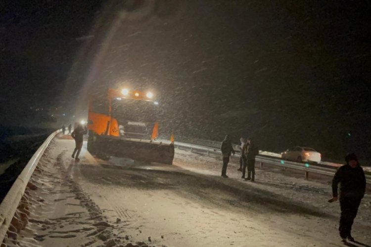 Ardahan'da kayan tır yolu kapattı