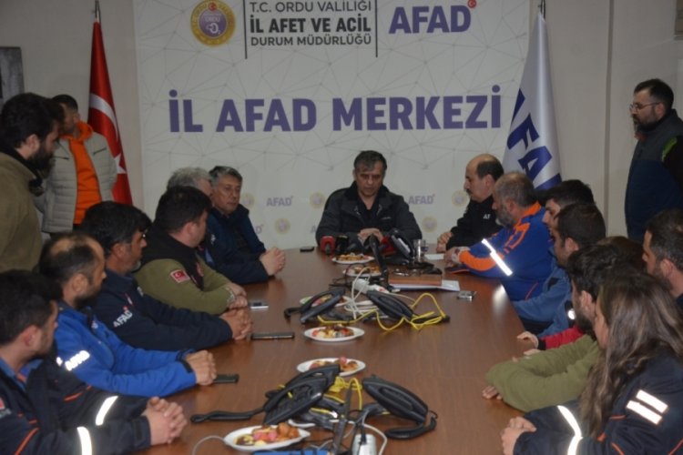 Deprem b&ouml;lgelerinde &ccedil;alışan g&ouml;revliler konuştu: A&ccedil;lık ve uykusuzluk aklımıza gelmiyor
