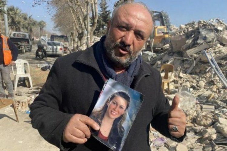 Elinde fotoğrafla enkazdaki eşini bekliyor