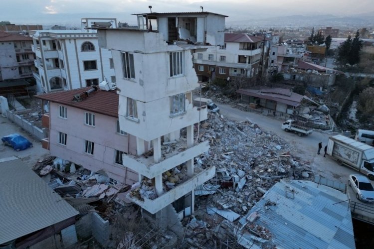 Hatay'da bina &ccedil;&ouml;kt&uuml;! Sonradan yapılan 4 kolonlu ek yapı yıkılmadı