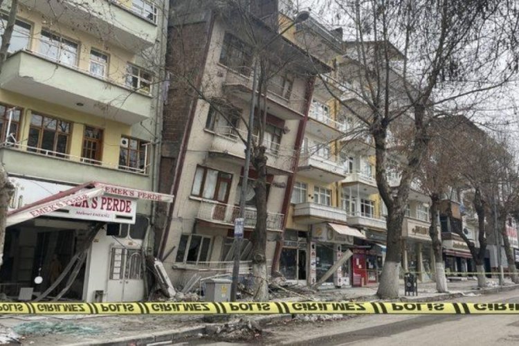 Malatya'da bina &ouml;ne doğru yattı